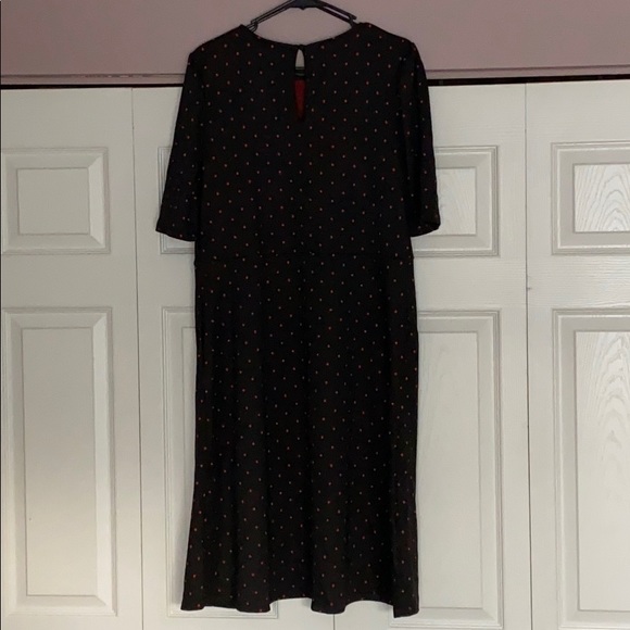 Women's Short Sleeve Round Neck Seamed Dress - Picture 4 of 4